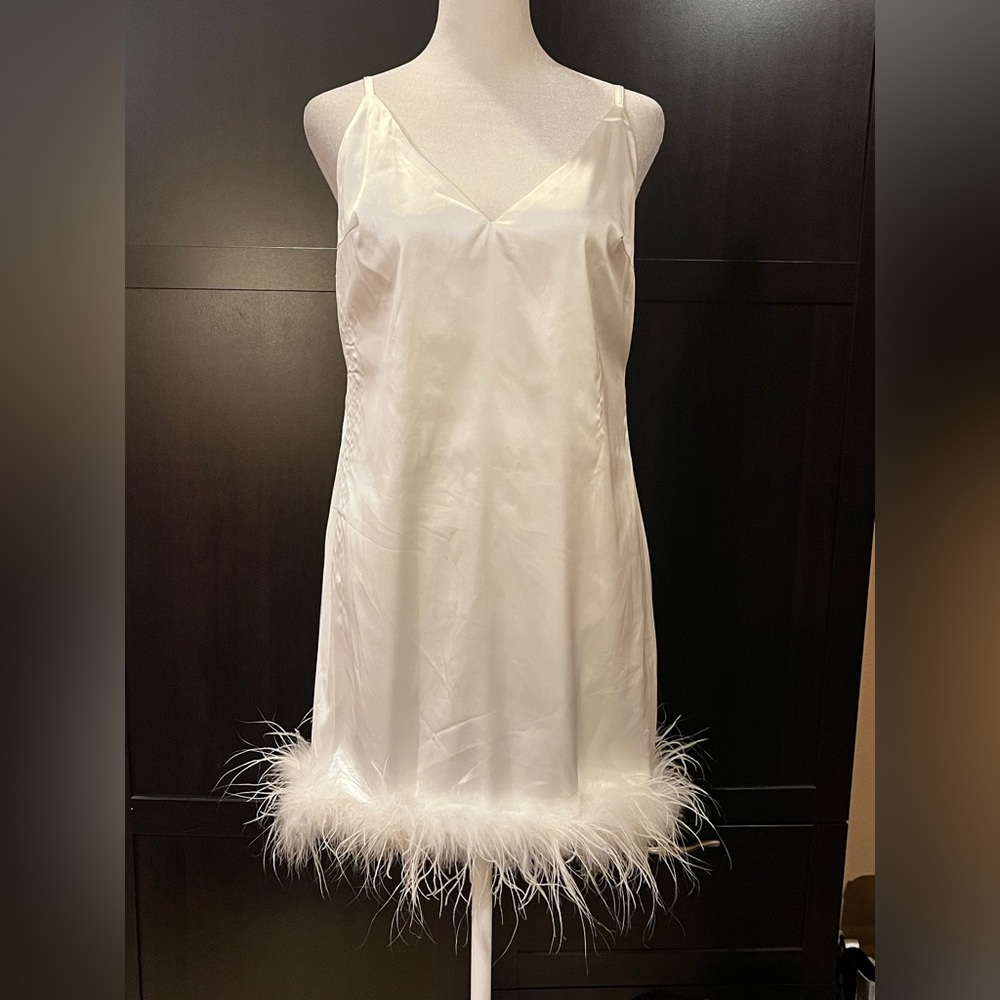 More to Come sexy satin lingerie/ cami. Feather trim. Adjustable straps, white L - Picture 4 of 11